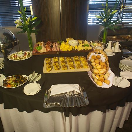 Regal Pacific Puerto Madero Hotel Buenos Aires Ngoại thất bức ảnh A buffet table