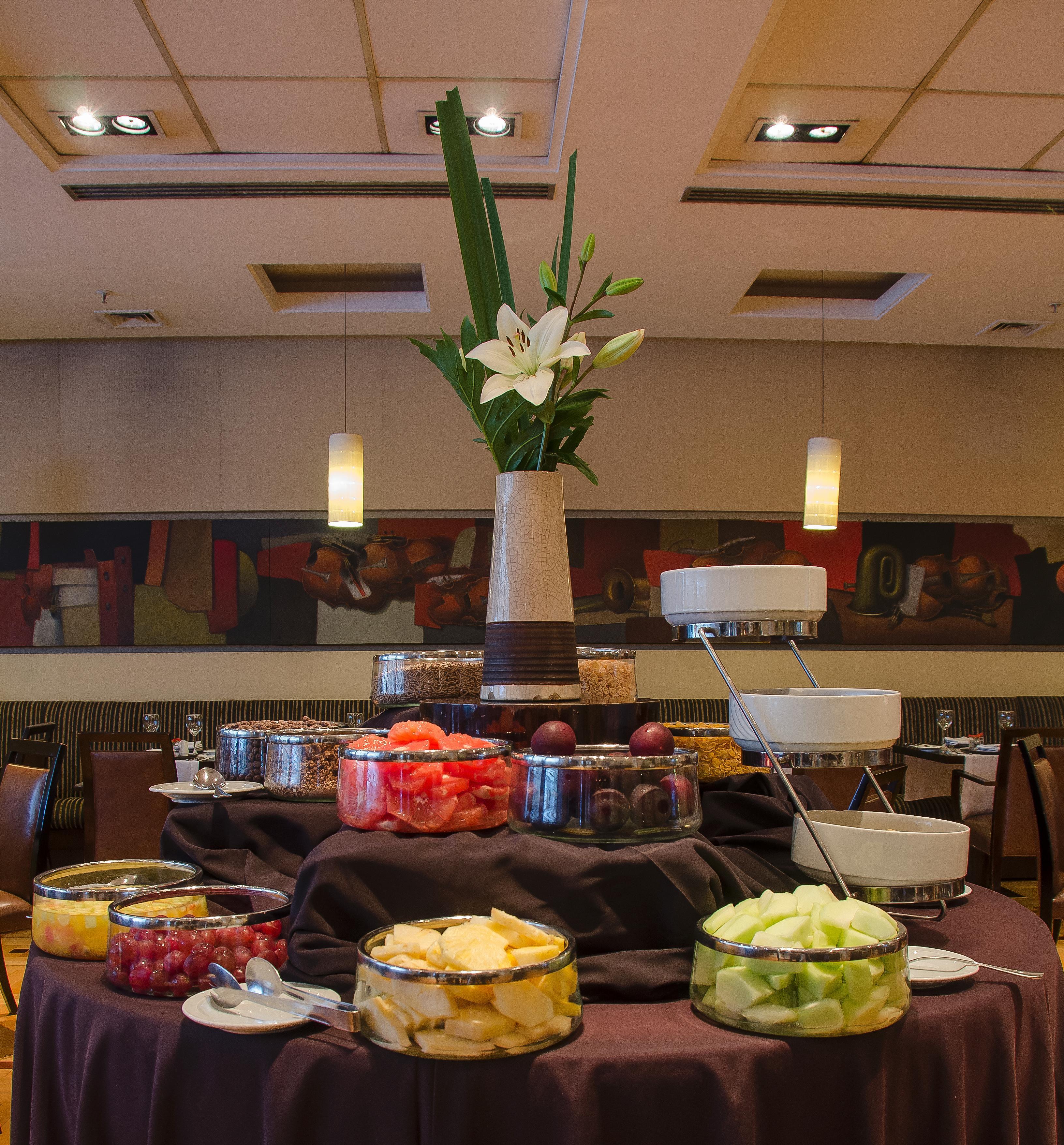 Regal Pacific Puerto Madero Hotel Buenos Aires Ngoại thất bức ảnh A fruit salad buffet