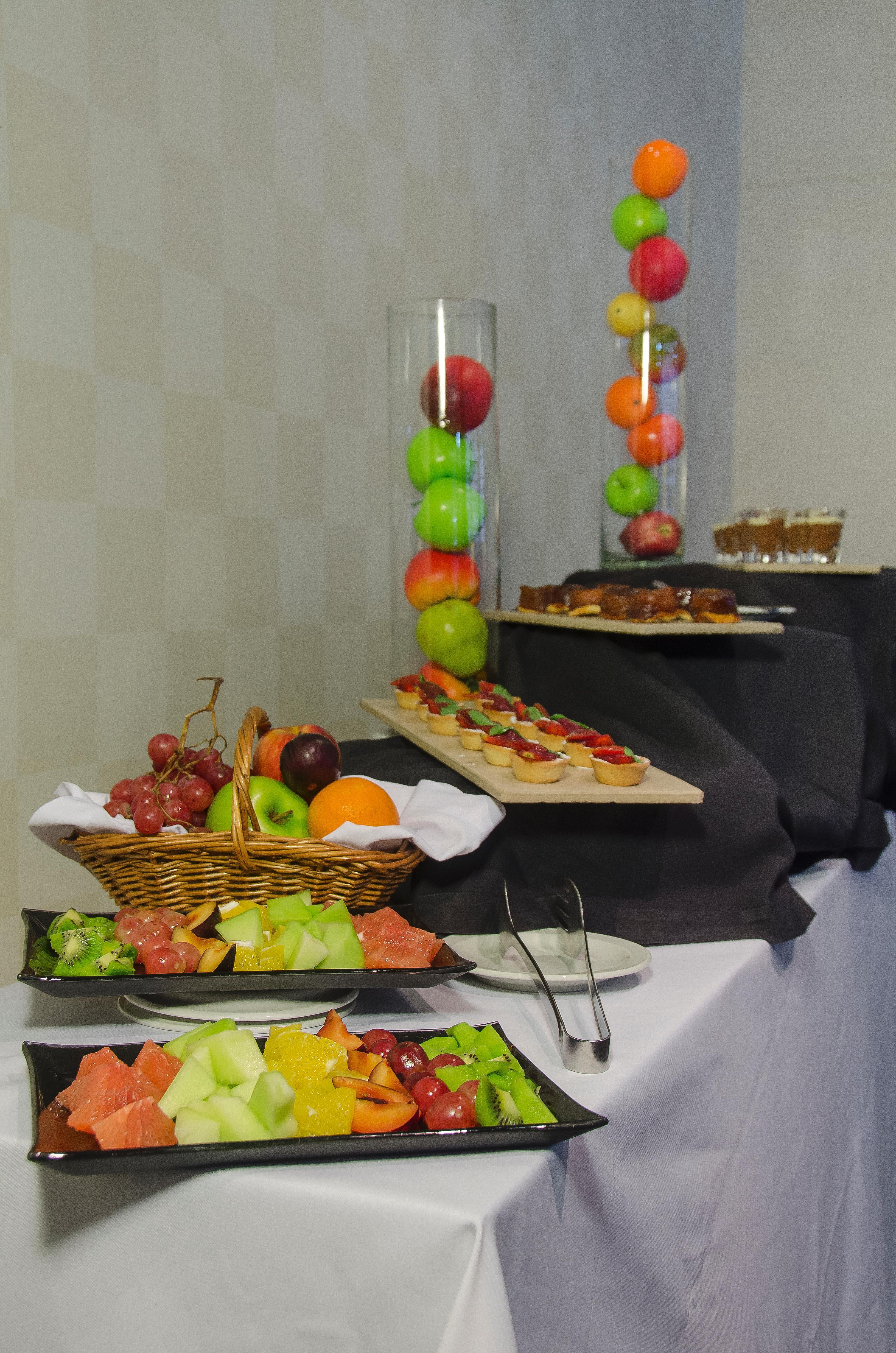 Regal Pacific Puerto Madero Hotel Buenos Aires Ngoại thất bức ảnh Fruit and hors d'oeuvres at a party