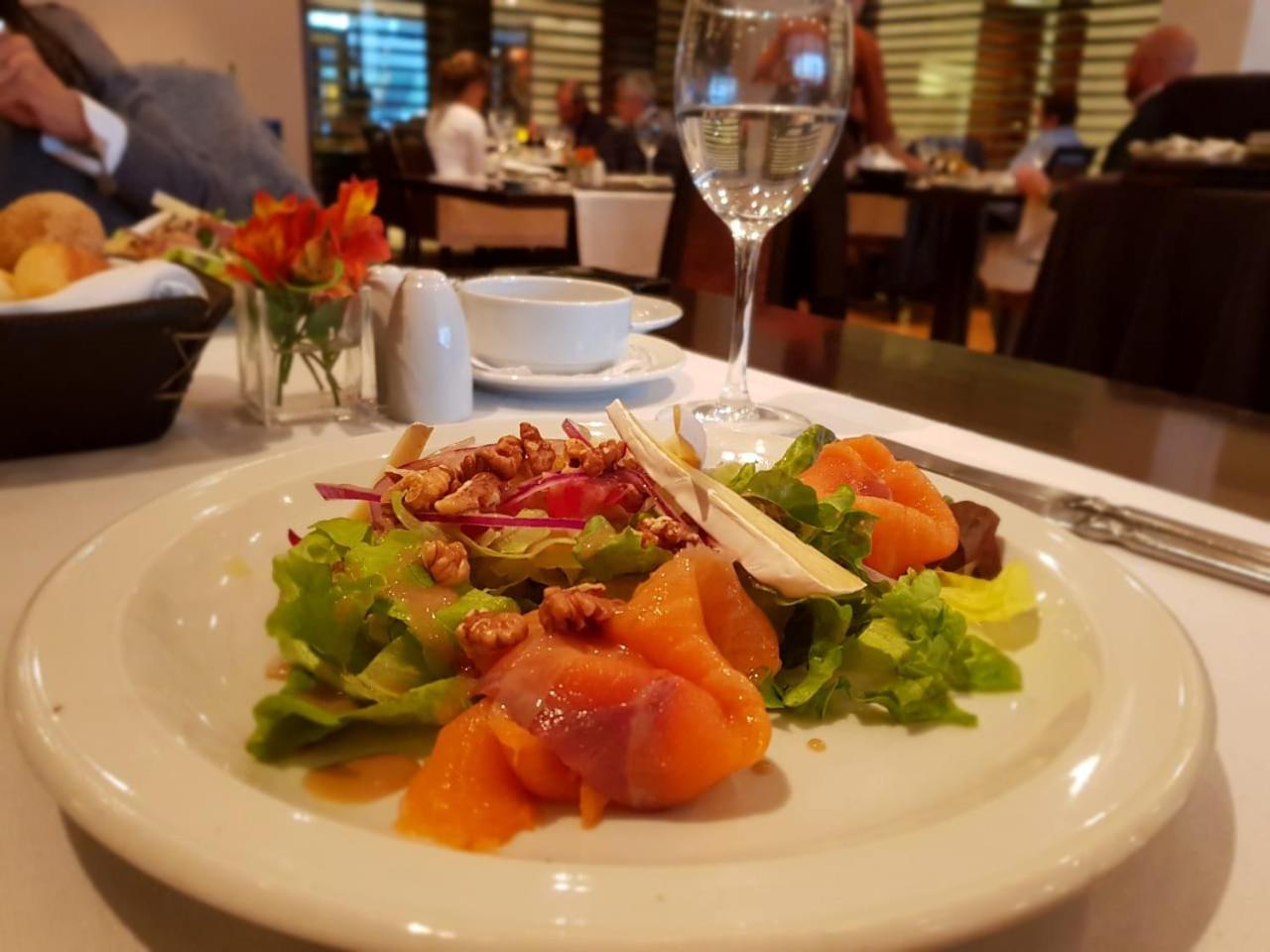Regal Pacific Puerto Madero Hotel Buenos Aires Ngoại thất bức ảnh A salad at the restaurant