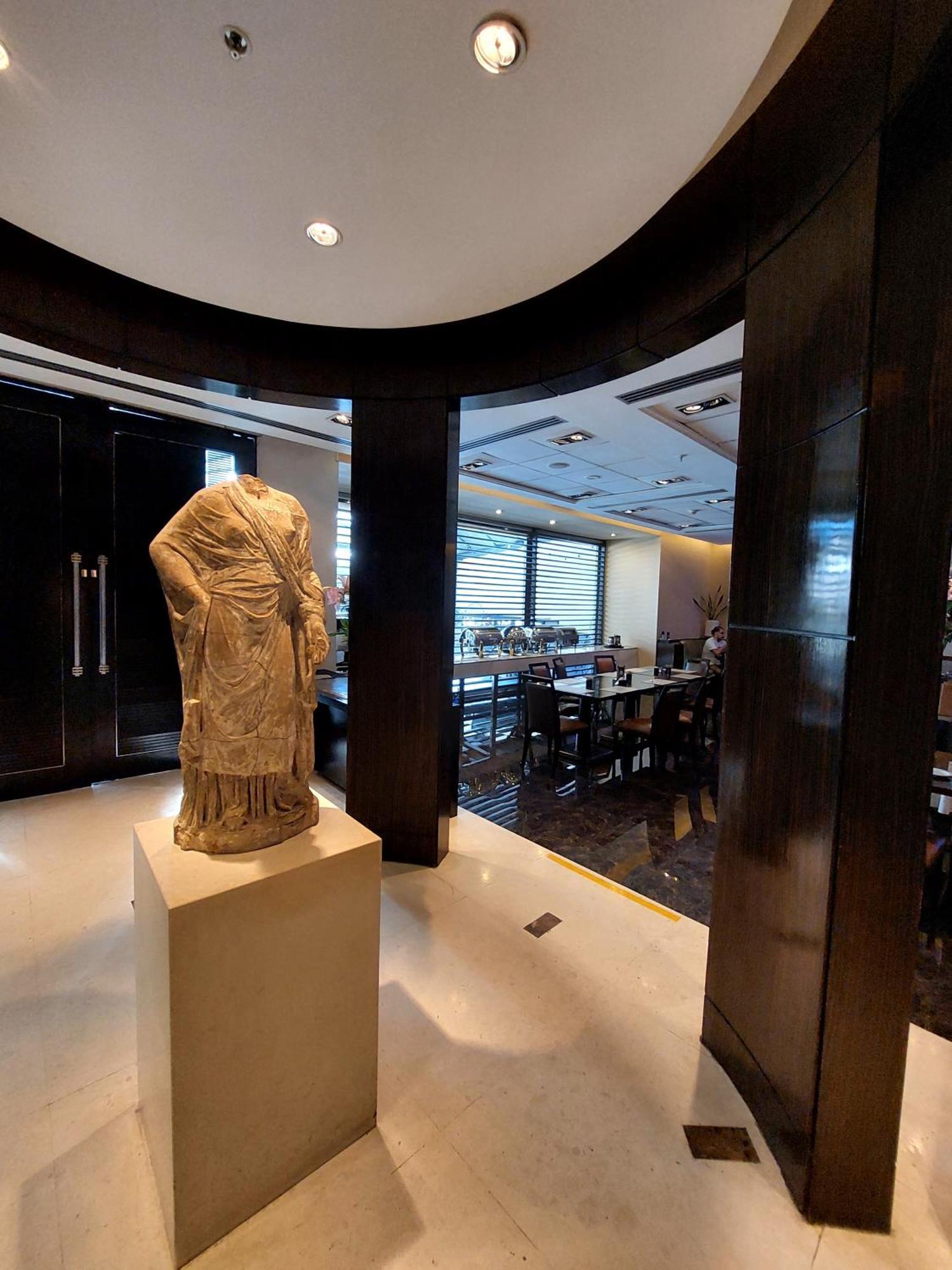 Regal Pacific Puerto Madero Hotel Buenos Aires Ngoại thất bức ảnh The statue of the Lady of Galat in the lobby of the hotel
