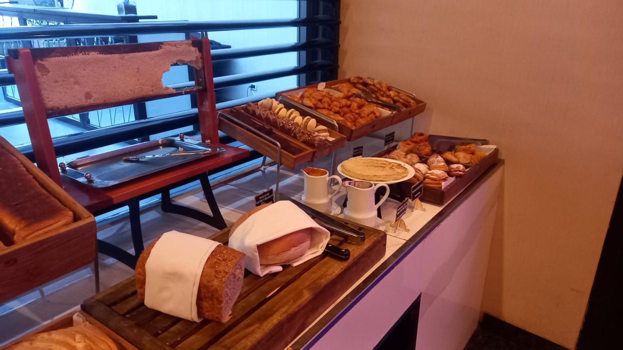 Regal Pacific Puerto Madero Hotel Buenos Aires Ngoại thất bức ảnh A selection of bread and pastries at a buffet
