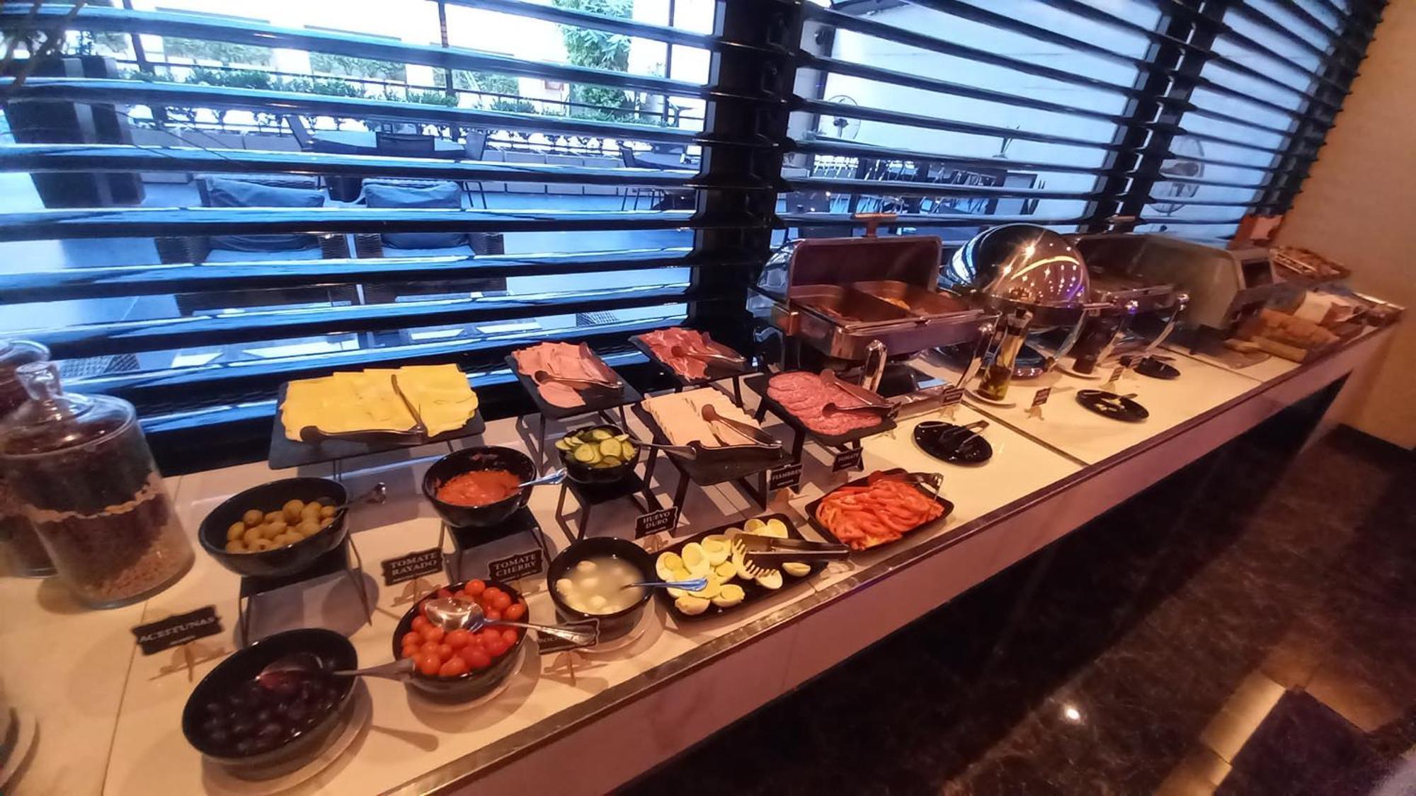 Regal Pacific Puerto Madero Hotel Buenos Aires Ngoại thất bức ảnh A buffet at a hotel