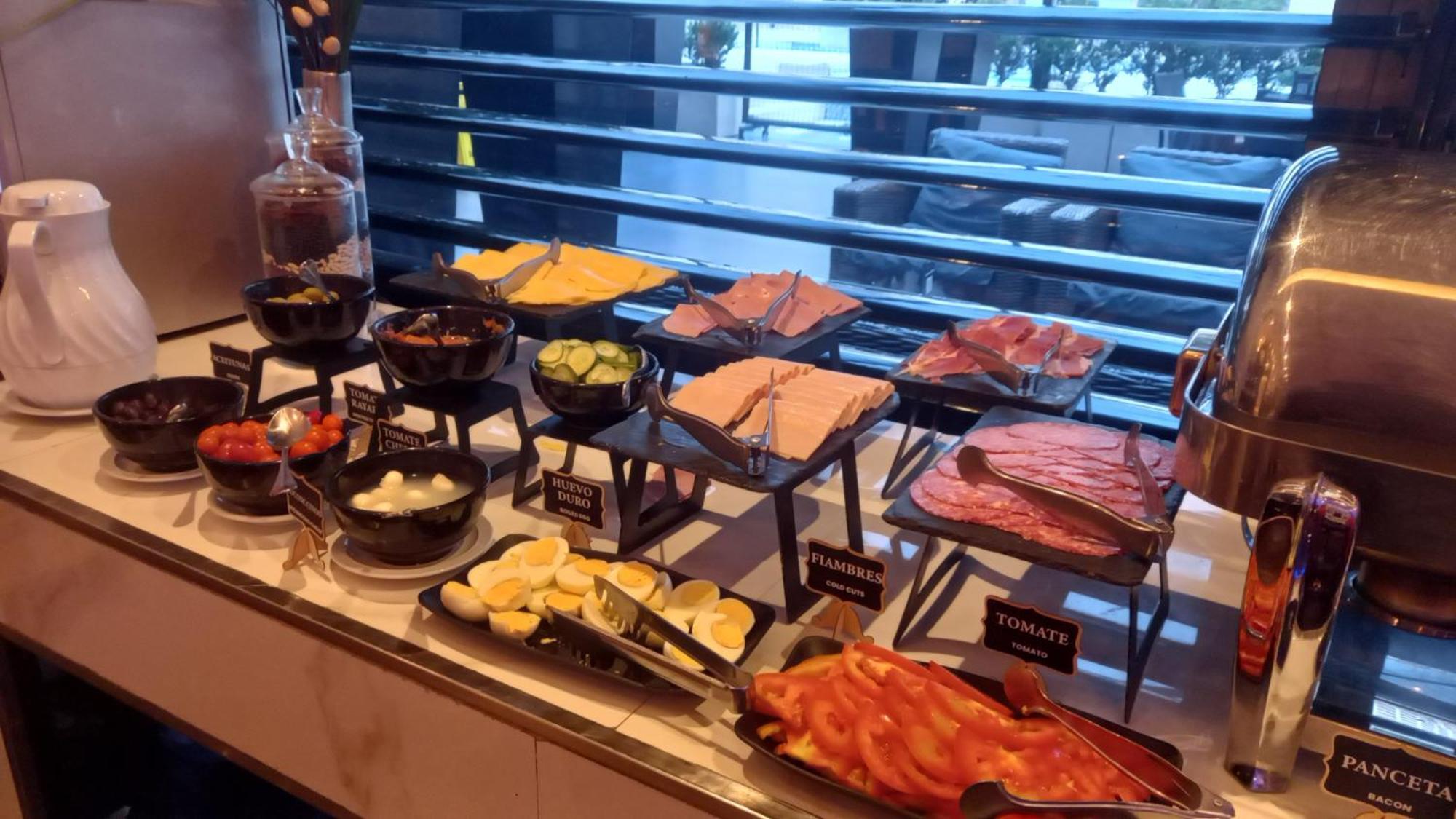 Regal Pacific Puerto Madero Hotel Buenos Aires Ngoại thất bức ảnh A buffet at a hotel