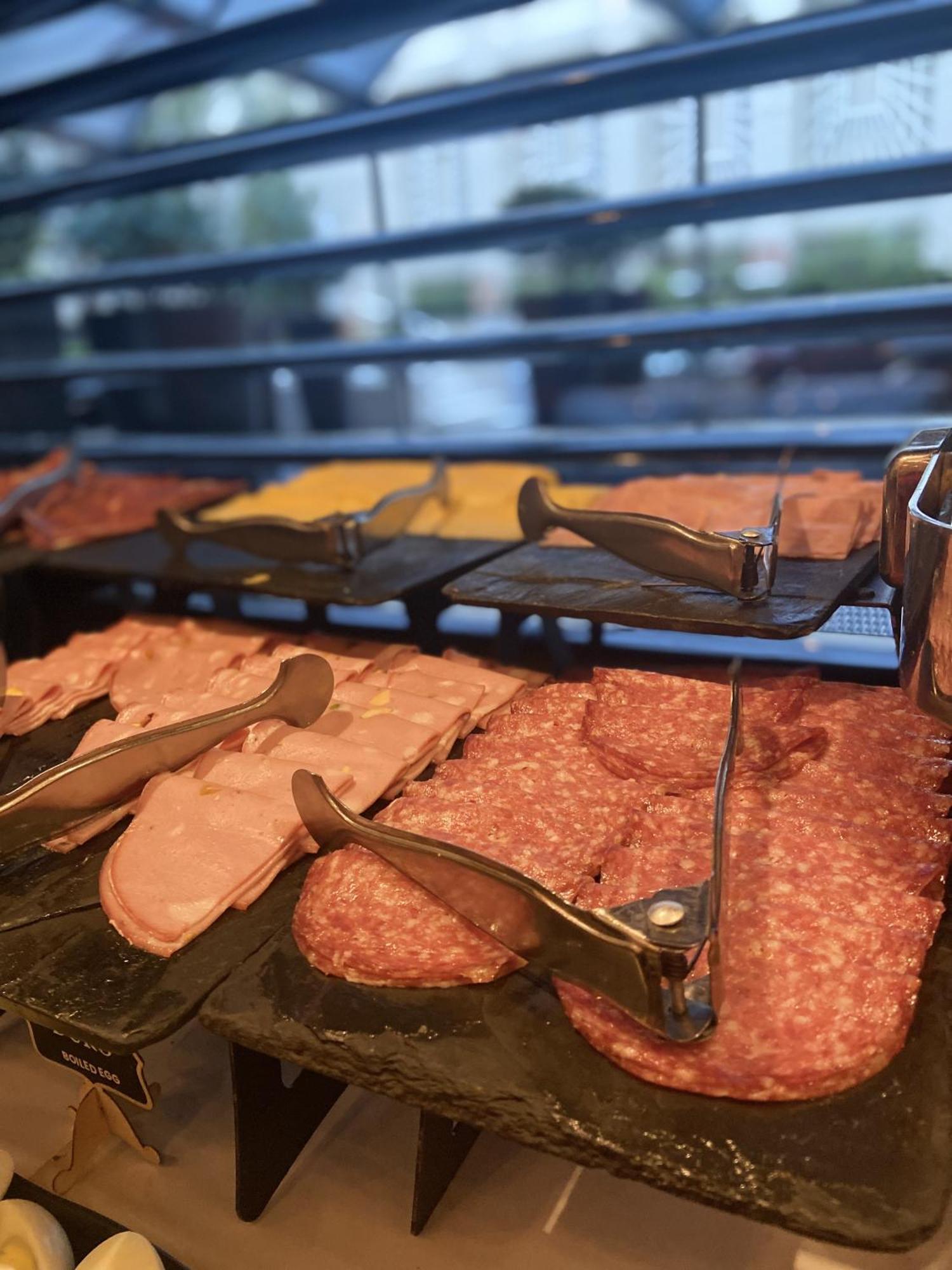 Regal Pacific Puerto Madero Hotel Buenos Aires Ngoại thất bức ảnh A deli slicer in action