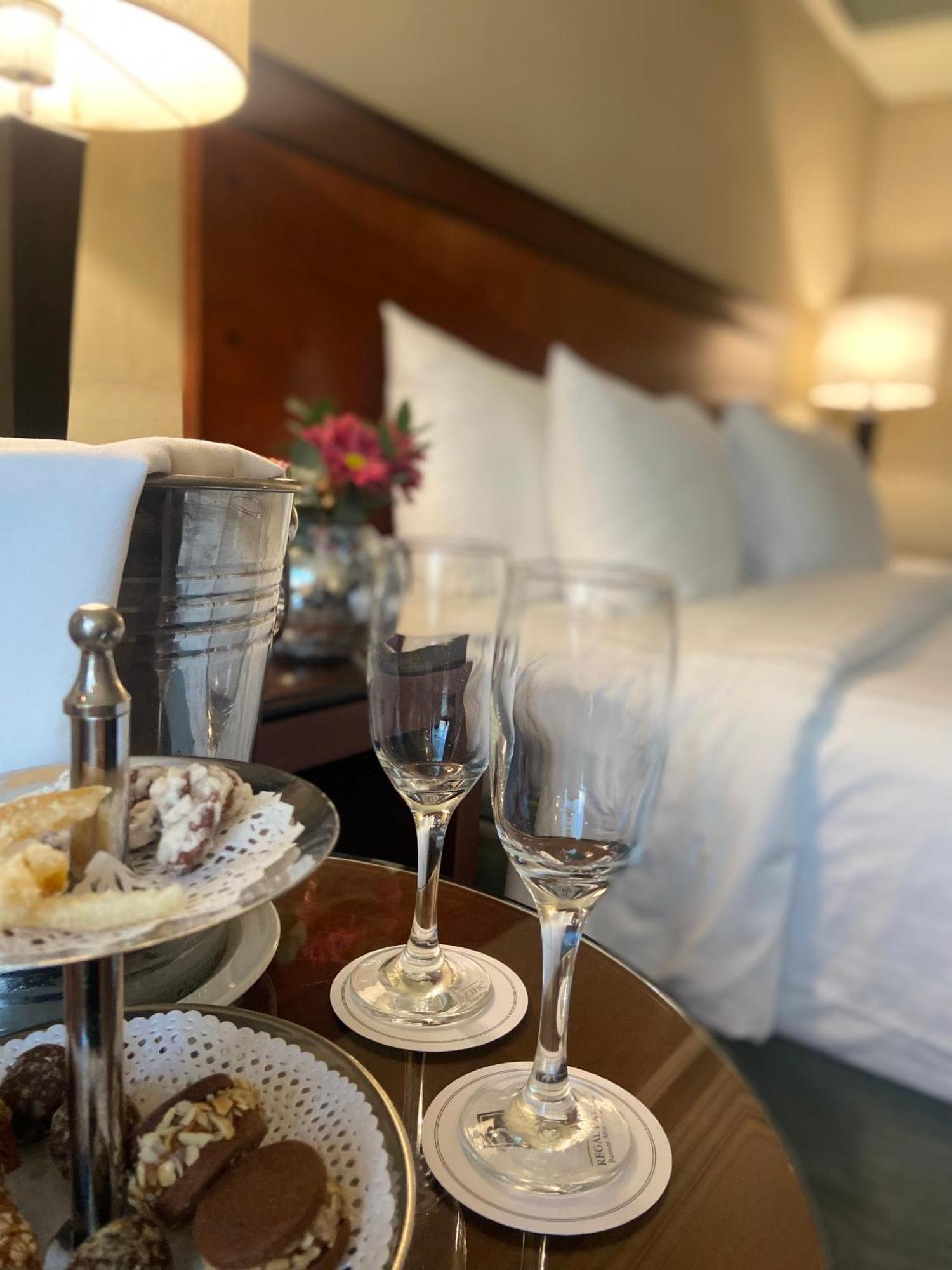 Regal Pacific Puerto Madero Hotel Buenos Aires Ngoại thất bức ảnh Champagne in a hotel room
