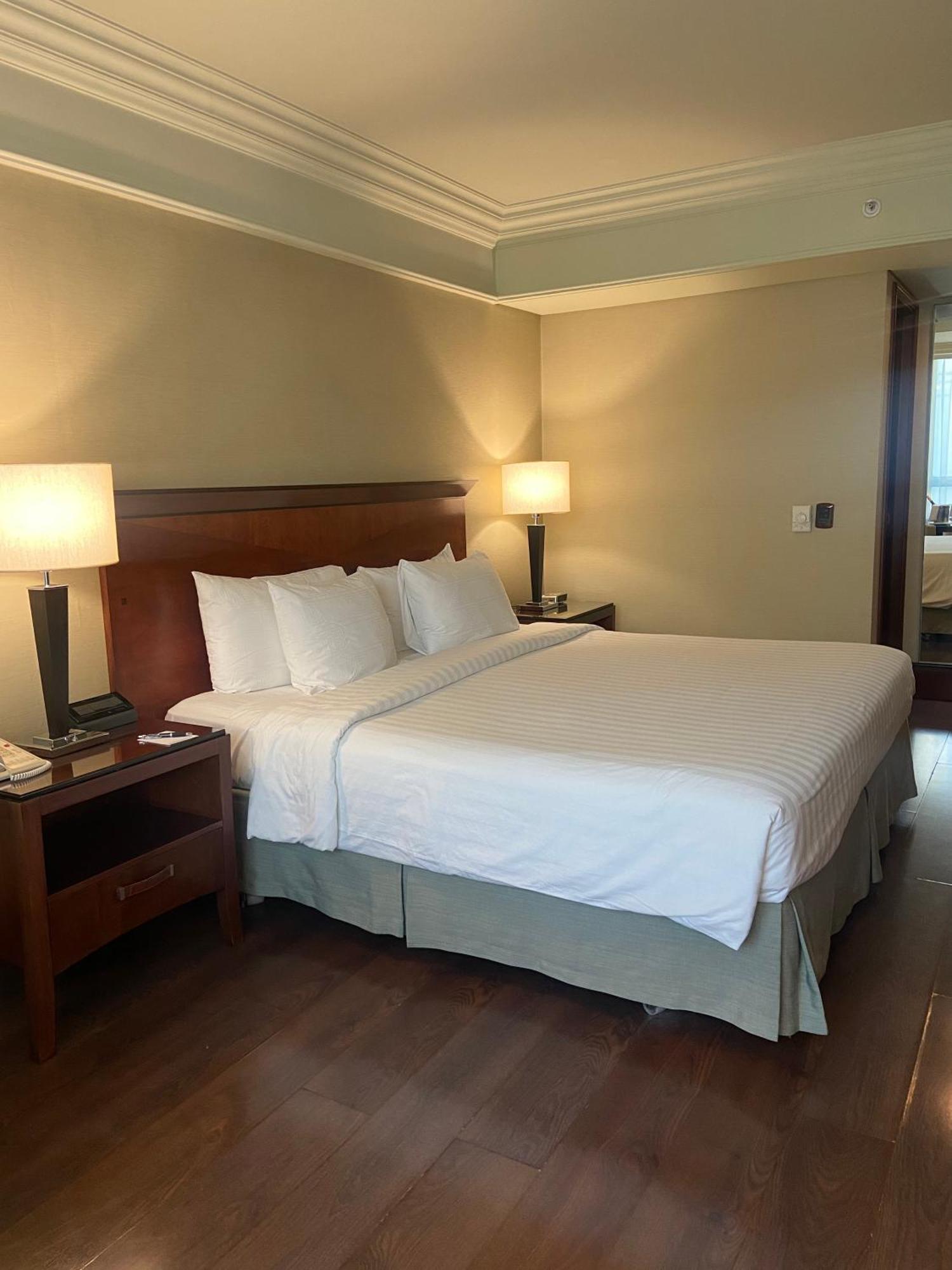 Regal Pacific Puerto Madero Hotel Buenos Aires Ngoại thất bức ảnh A guest room at the Hilton Garden Inn in San Francisco, California