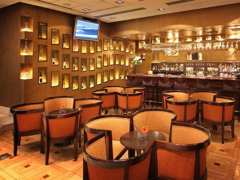 Regal Pacific Puerto Madero Hotel Buenos Aires Ngoại thất bức ảnh The bar at the Hong Kong International Financial Centre lounge